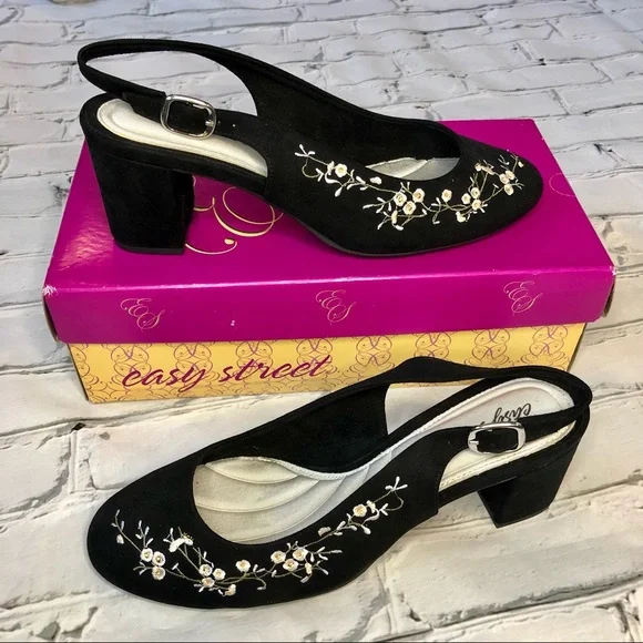 NWT Floral Embroidered Chunky Block Heels - Picture 1 of 12